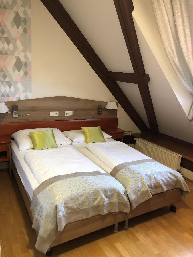 Gizella Hotel And Restaurant Veszprem Bagian luar foto