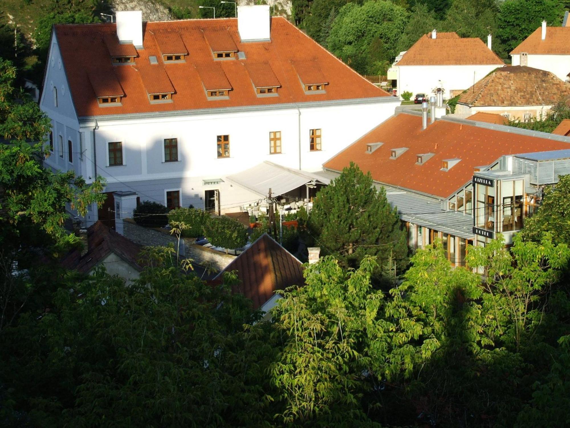 Gizella Hotel And Restaurant Veszprem Bagian luar foto